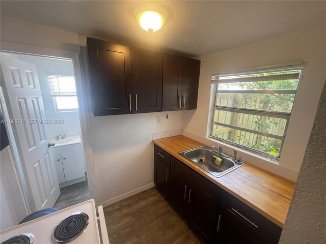 5738 Garfield St B, Hollywood, FL 33021