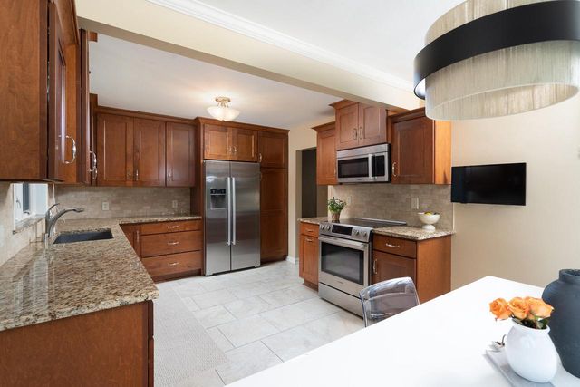 2518 N Harding BOULEVARD, Wauwatosa, WI 53226