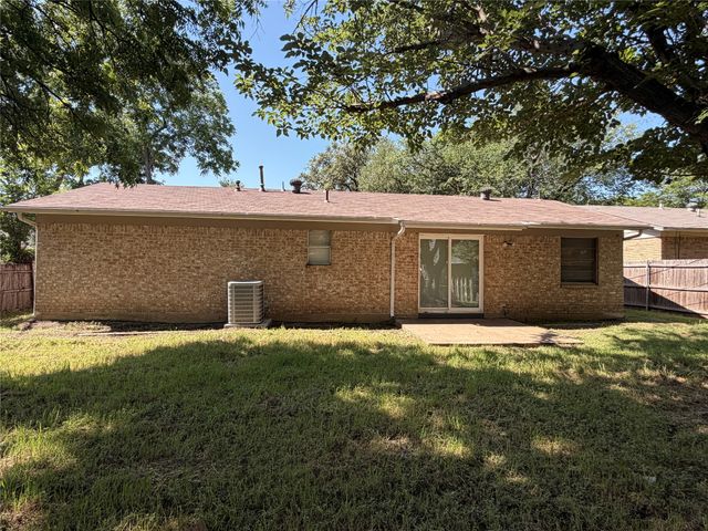 7425 Van Natta Lane, Fort Worth, TX 76112