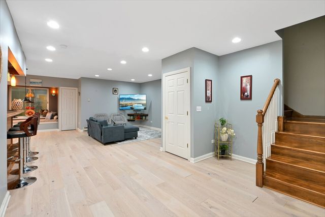 343 Arbor Glen Boulevard, Schaumburg, IL 60195