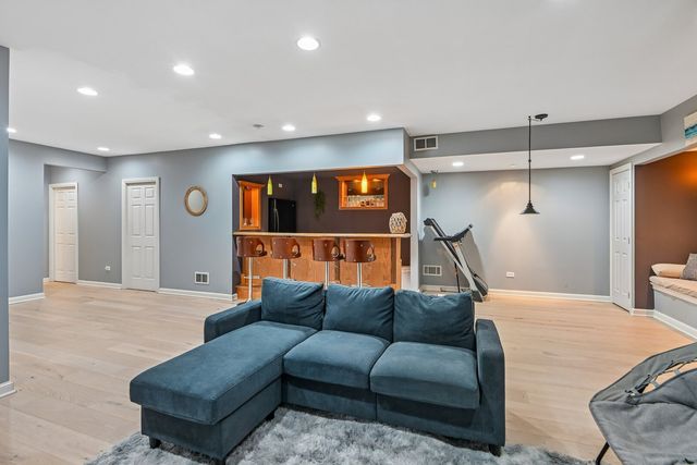 343 Arbor Glen Boulevard, Schaumburg, IL 60195