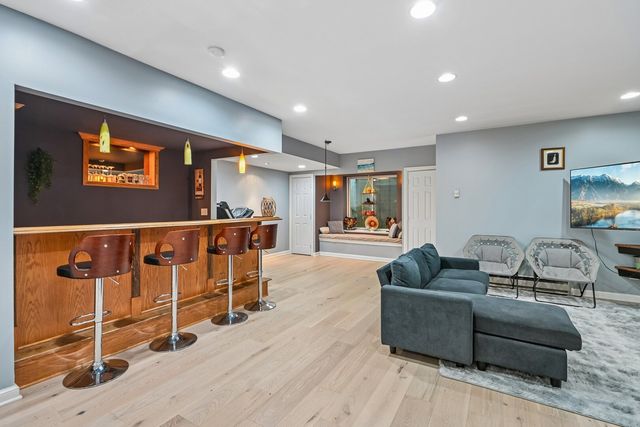 343 Arbor Glen Boulevard, Schaumburg, IL 60195