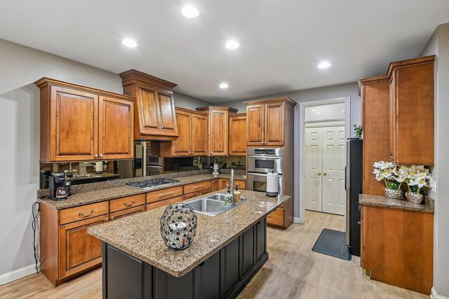 343 Arbor Glen Boulevard, Schaumburg, IL 60195