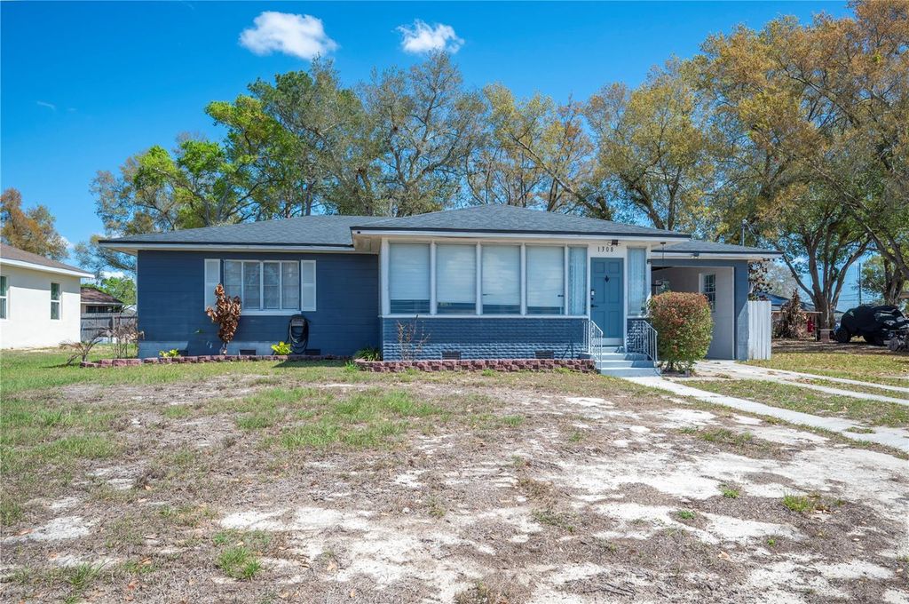 Image 3 of property listing at 1308 GILLIAM DRIVE, Auburndale, FL 33823
