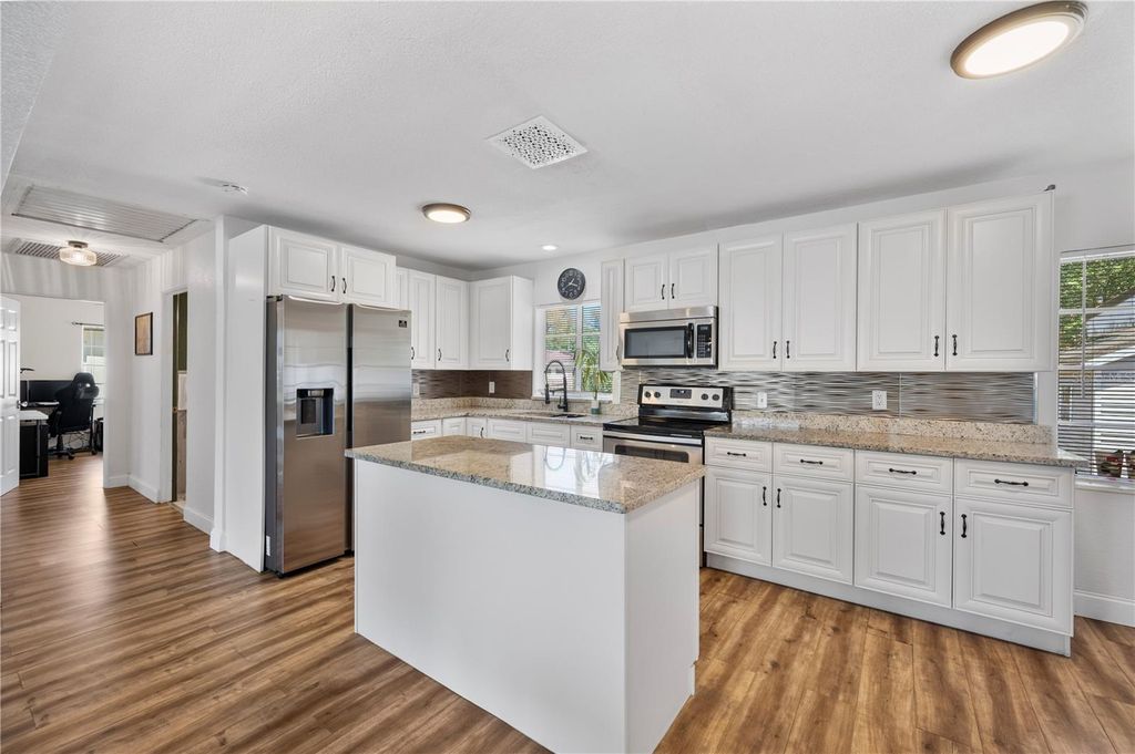 Image 10 of property listing at 1308 GILLIAM DRIVE, Auburndale, FL 33823