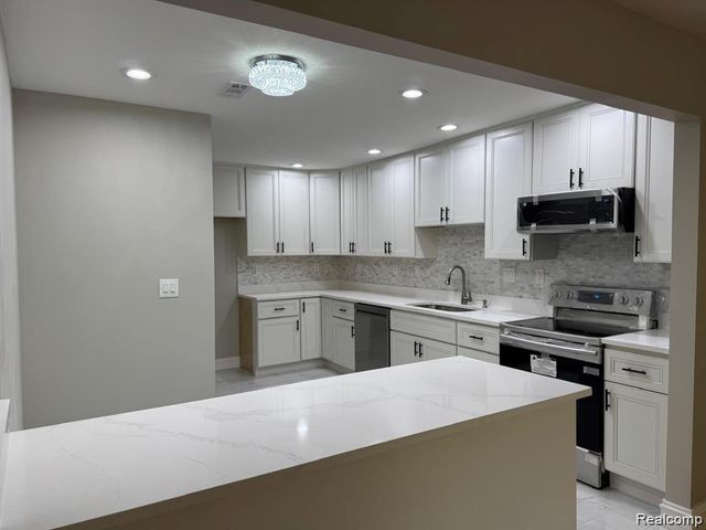 7490 S Brynmawr Court, West Bloomfield, MI 48322