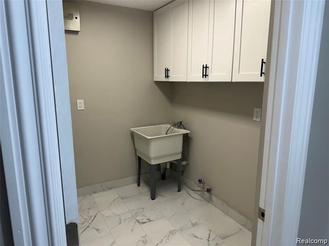 7490 S Brynmawr Court, West Bloomfield, MI 48322