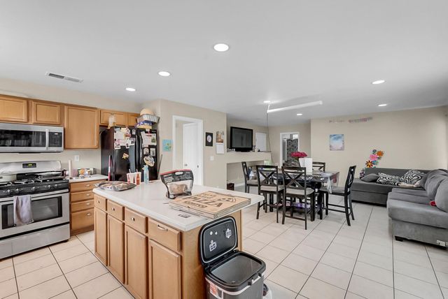 748 Heron Dr, Los Banos, CA 93635