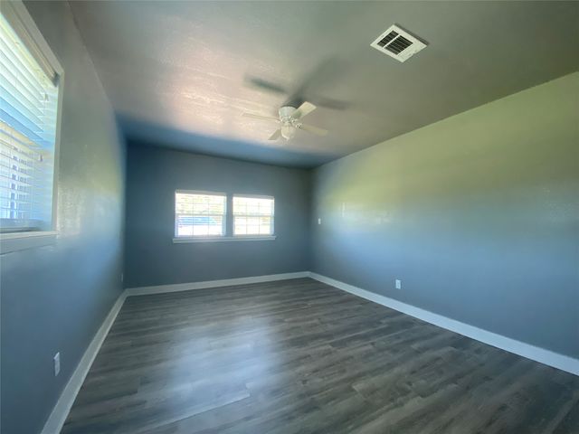 1410 E Royall Boulevard, Malakoff, TX 75148