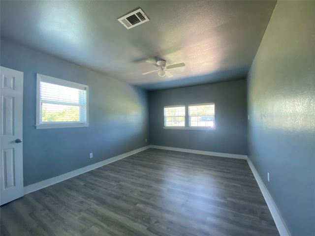 1410 E Royall Boulevard, Malakoff, TX 75148