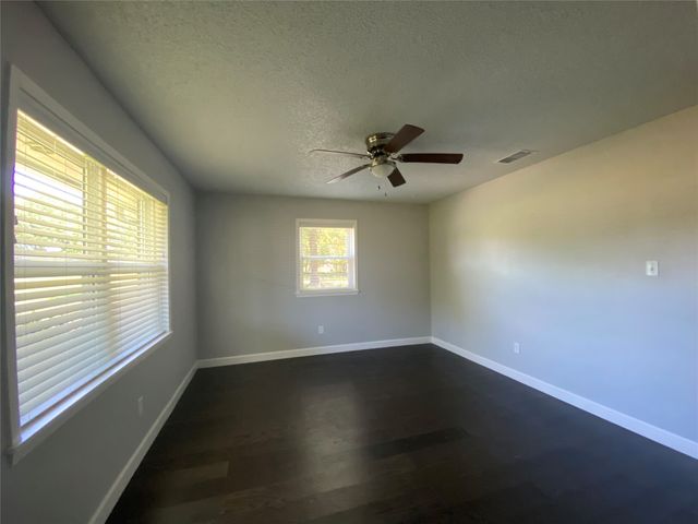 1410 E Royall Boulevard, Malakoff, TX 75148