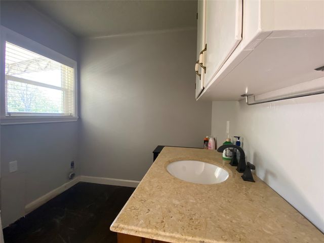 1410 E Royall Boulevard, Malakoff, TX 75148