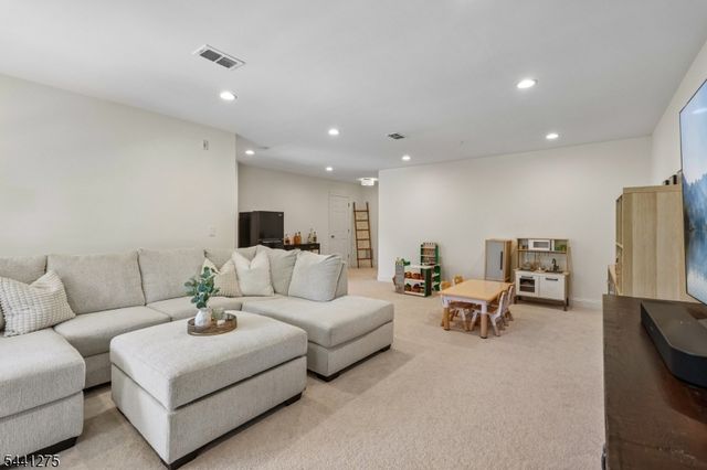 63 Sequoia Dr, Cedar Grove Twp., NJ 07009