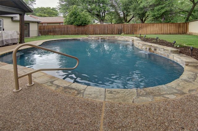 720 Merritt Street, River Oaks, TX 76114