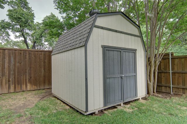 720 Merritt Street, River Oaks, TX 76114