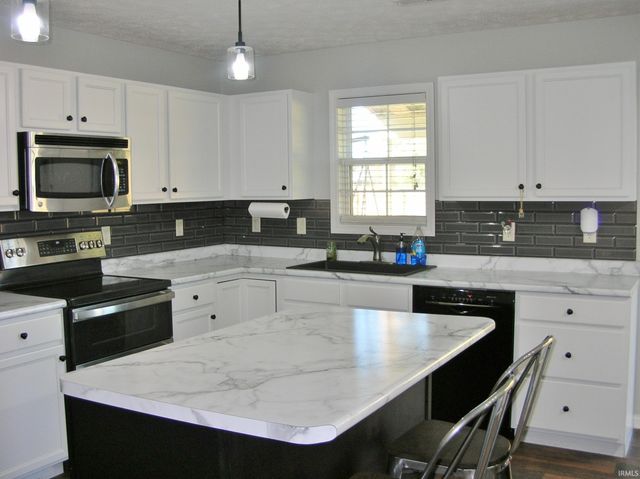 9434 Hedgewood Court, Evansville, IN 47725