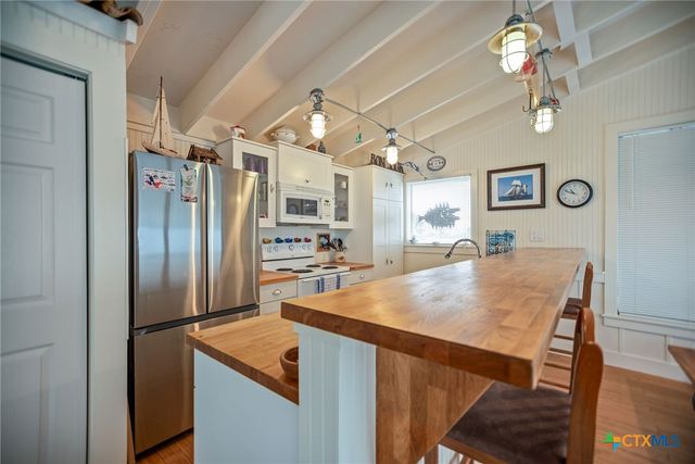 1385 N Ocean Drive, Port Lavaca, TX 77979