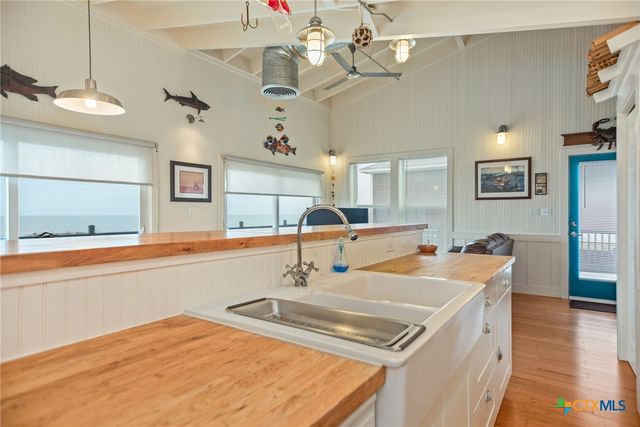 1385 N Ocean Drive, Port Lavaca, TX 77979