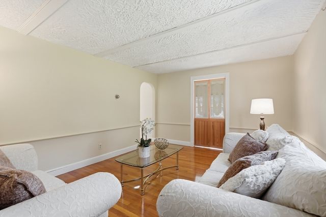 26 Quimby Ave, Woburn, MA 01801