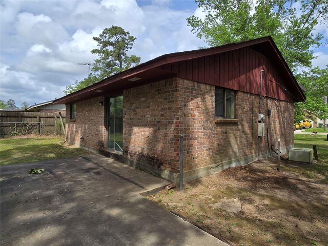 808 Willow Avenue, Cleveland, TX 77327