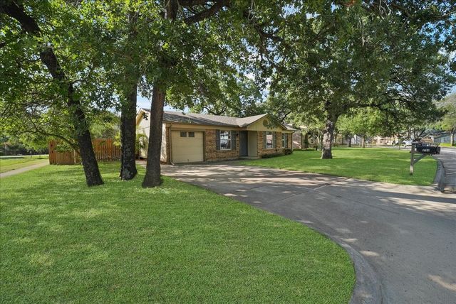 5701 Guildwood Drive, Arlington, TX 76017