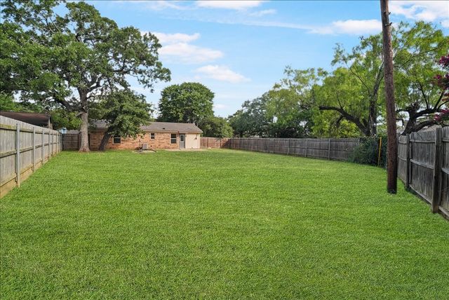5701 Guildwood Drive, Arlington, TX 76017