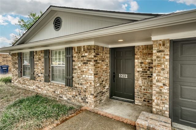 1212 South Ridgefield Circle, College Station, TX 77840