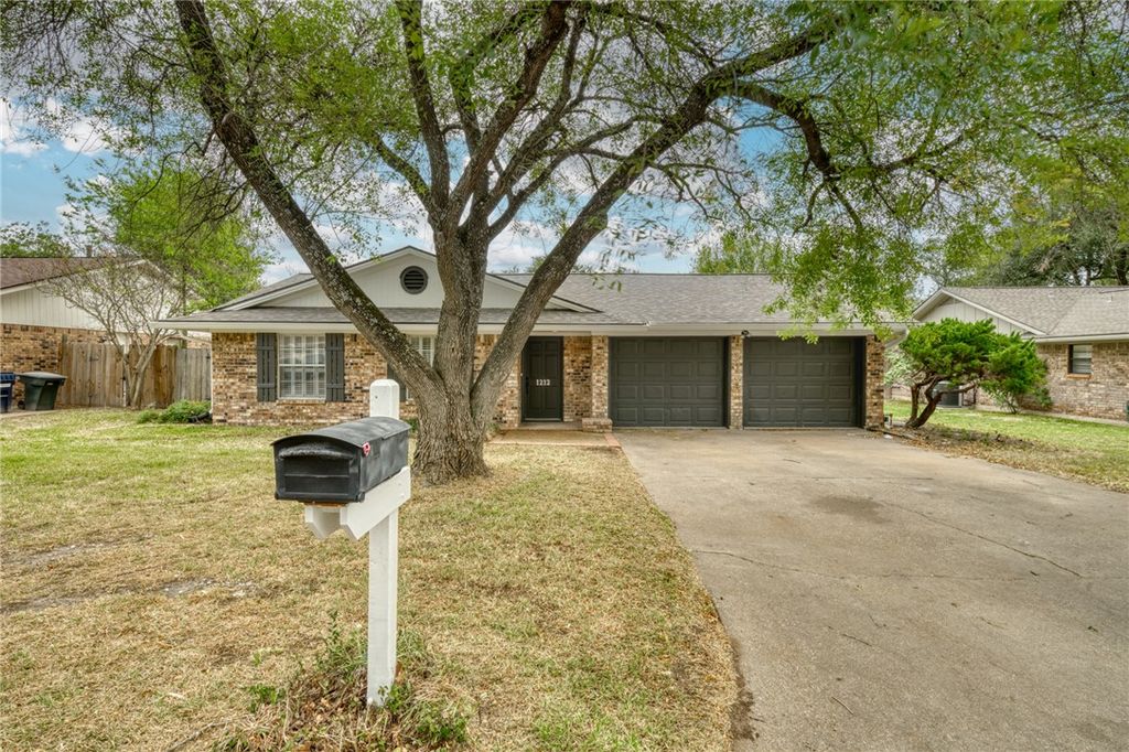 1212 South Ridgefield Circle, College Station, TX 77840