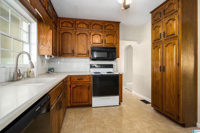 915 PINEWOOD AVENUE, Hueytown, AL 35023