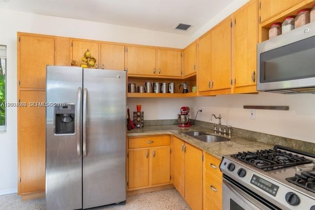1123 Bay Dr, Miami Beach, FL 33141