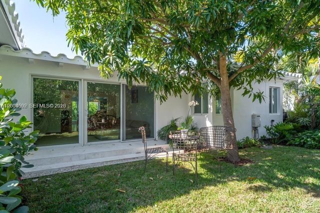 1123 Bay Dr, Miami Beach, FL 33141