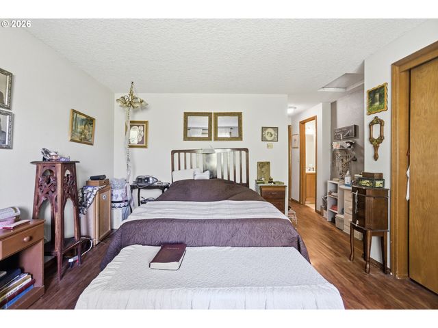 12723 Se MAIN St, Portland, OR 97233