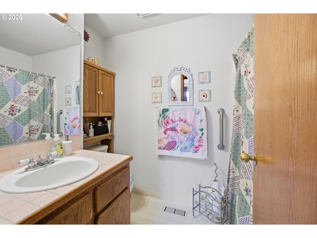 12723 Se MAIN St, Portland, OR 97233