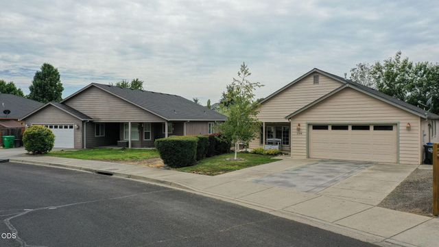 1144 Highlands Drive, Eagle Point, OR 97524