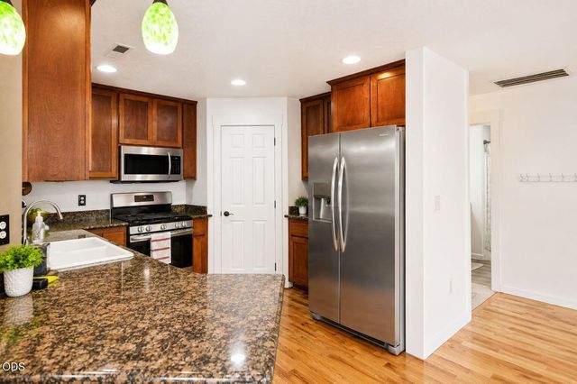 1144 Highlands Drive, Eagle Point, OR 97524