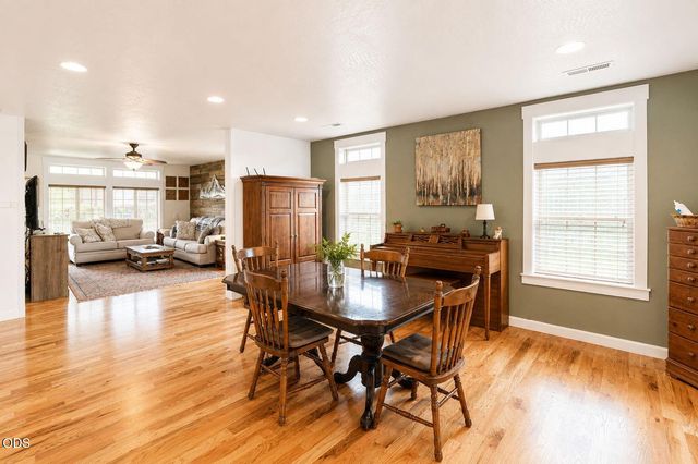 1144 Highlands Drive, Eagle Point, OR 97524