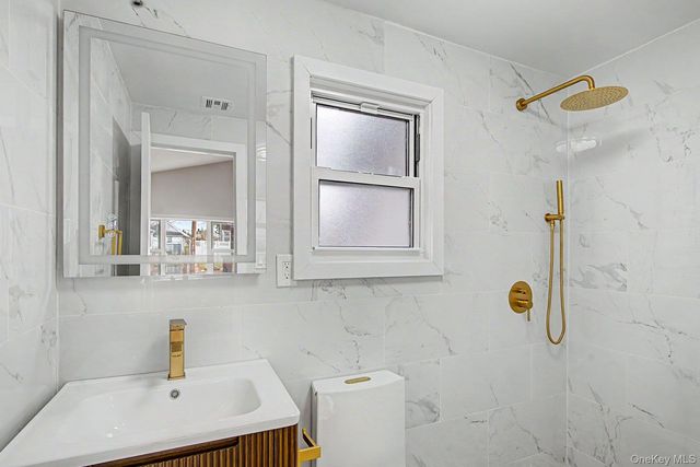 19 West side Avenue, Bay Shore, NY 11706