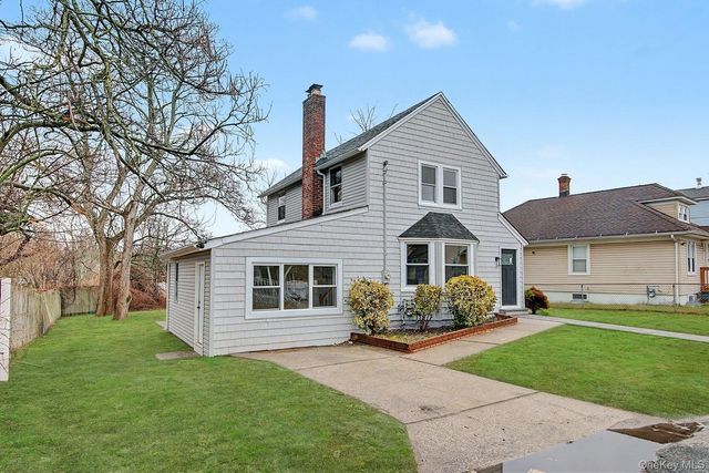 19 West side Avenue, Bay Shore, NY 11706