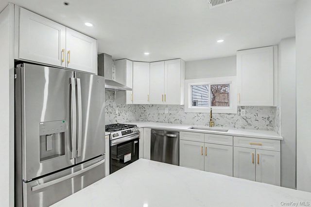 19 West side Avenue, Bay Shore, NY 11706