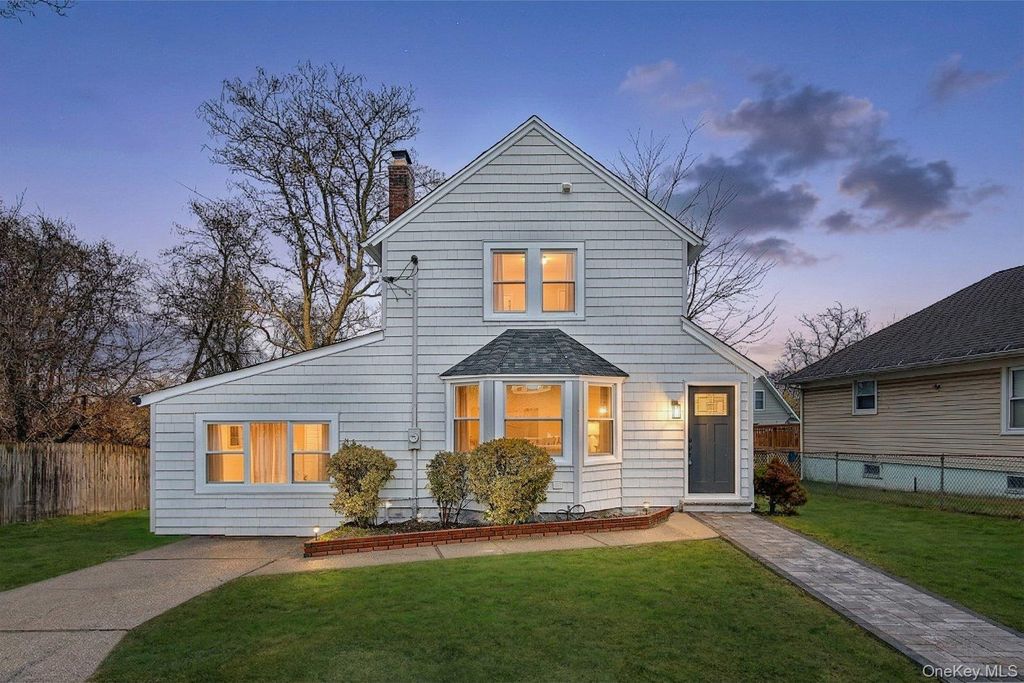 19 West side Avenue, Bay Shore, NY 11706