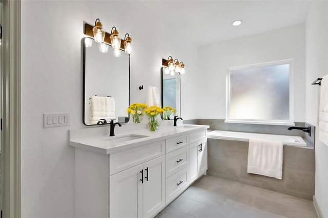 4 Hanover Ln, Panorama Village, TX 77304