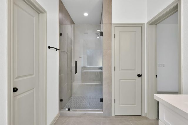 4 Hanover Ln, Panorama Village, TX 77304