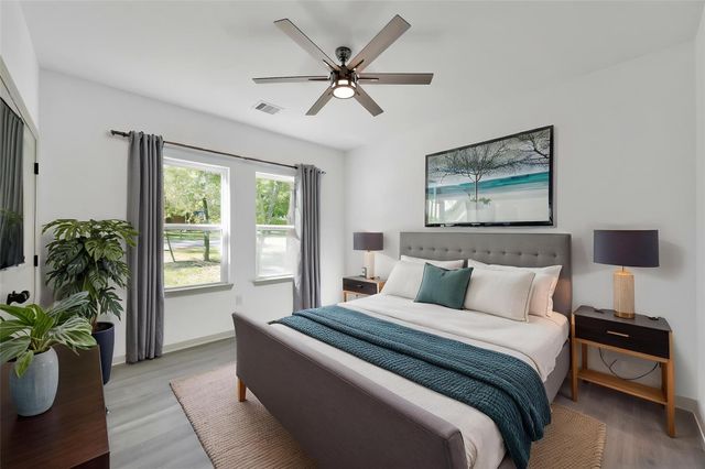 4 Hanover Ln, Panorama Village, TX 77304