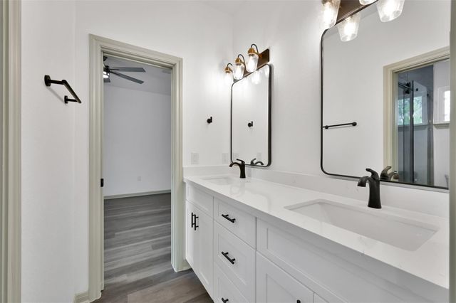 4 Hanover Ln, Panorama Village, TX 77304