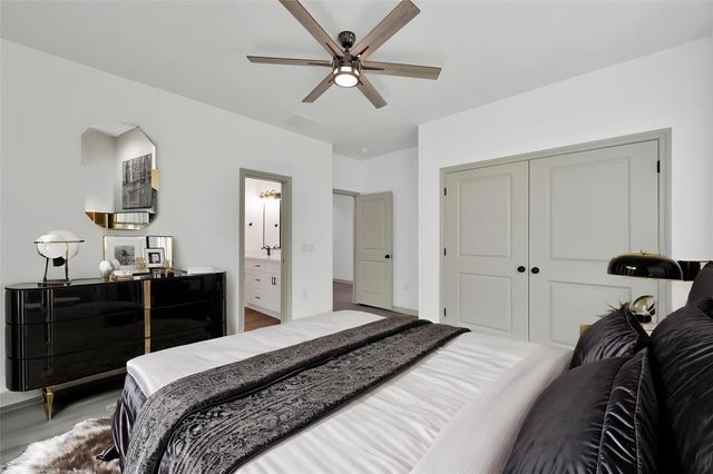 4 Hanover Ln, Panorama Village, TX 77304