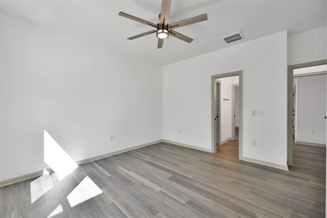 4 Hanover Ln, Panorama Village, TX 77304