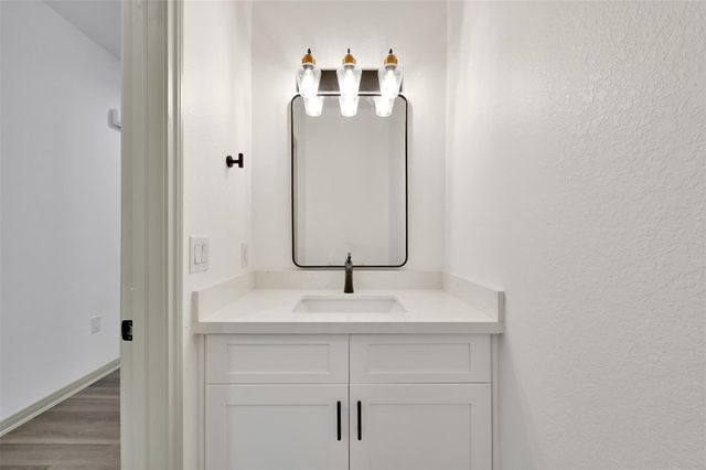 4 Hanover Ln, Panorama Village, TX 77304