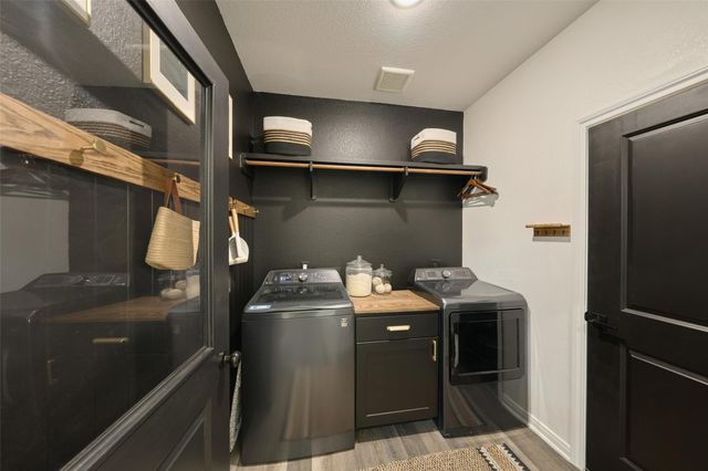 4 Hanover Ln, Panorama Village, TX 77304