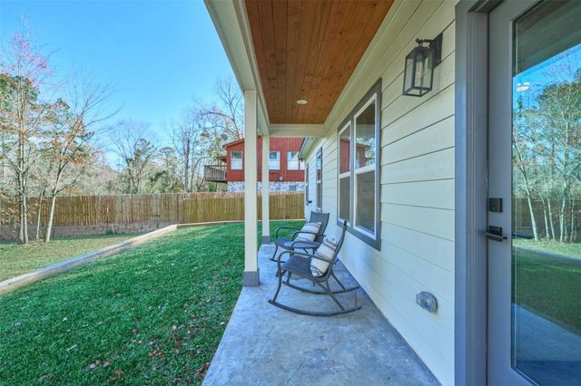 4 Hanover Ln, Panorama Village, TX 77304