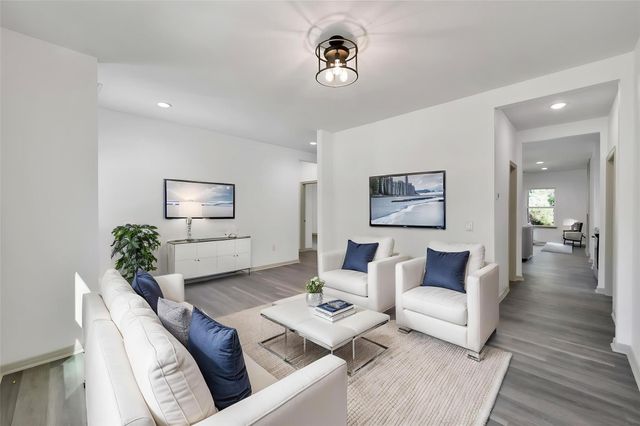 4 Hanover Ln, Panorama Village, TX 77304